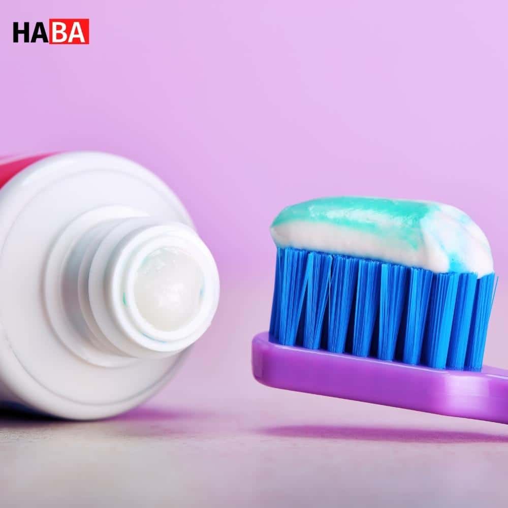 Sử dụng kem đánh răng là cách làm hiệu quả được nhiều người tin dùng