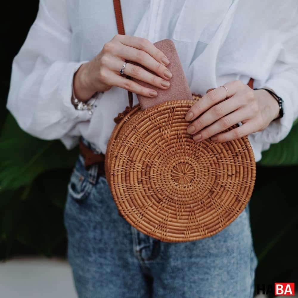 Để điện thoại ở túi sẽ tránh làm pin bị giảm